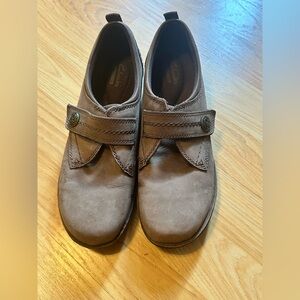 Clarks Brown Dress Shoes Elegant Design